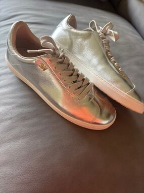 Stuart Weitzman Cristysilmen Lace Up Leather Lowtop Sneakers Silver. Size 7.5.